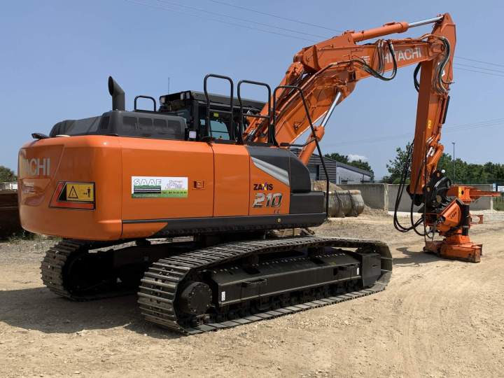 Pelle sur chenilles drainage terrain Attignat